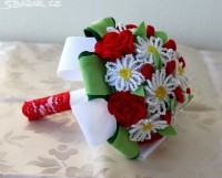 Kytice z růží a kopretin 